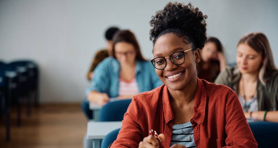 MOVER e Estácio oferecem 8 mil vagas em cursos gratuitos com certificado para pessoas negras